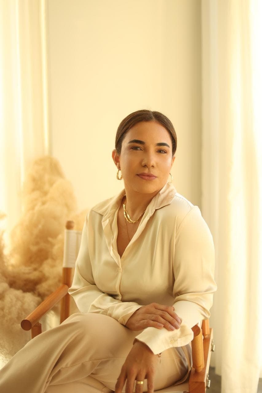 Dra. Jeanne sentada, de camisa clara