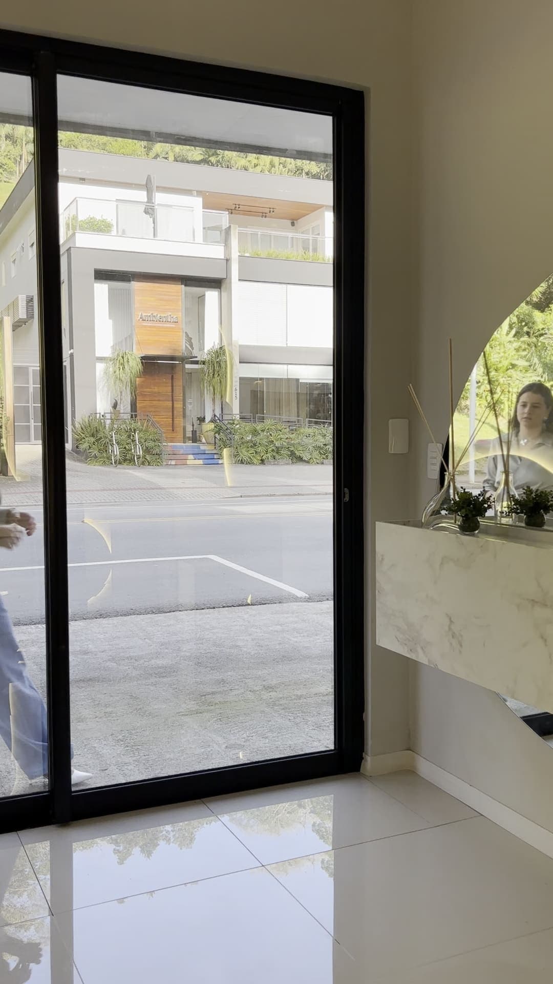 Entrada da clínica com porta de vidro